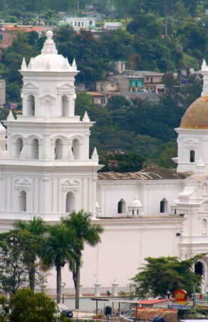 A caballo, bicicleta o moto, los peregrinos a Esquipulas